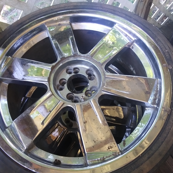 I have a set of 20inch rims nothing wrong with the - Picture 1 of 2